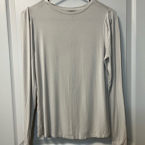 RW&Co Long Sleeve Crew-Neck T-Shirt With Puffy Shoulders - Picture 3 of 4
